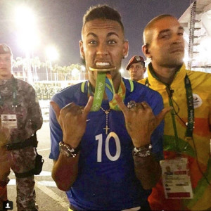リオ五輪サッカーはブラジルが優勝!! 勝利を噛み締めるネイマールの腕に光るのはガガミラノ！