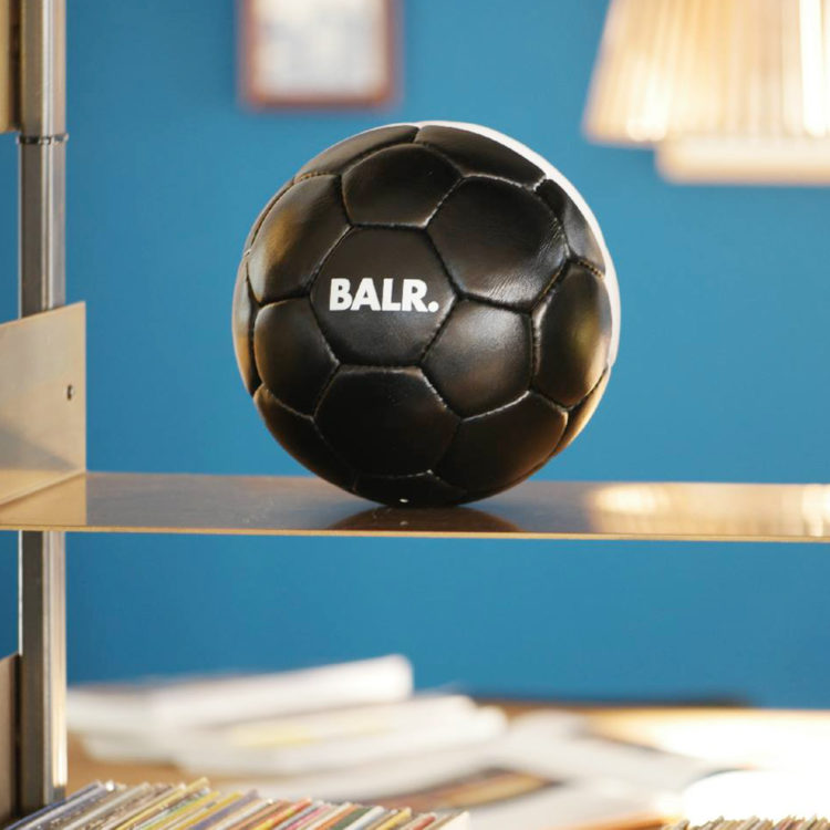インテリアにも 。もちろんサッカーも ！ BALR. の超クールなブラックサッカーボール！ – バランスタイムズ | サッカーのあるファッションライフ