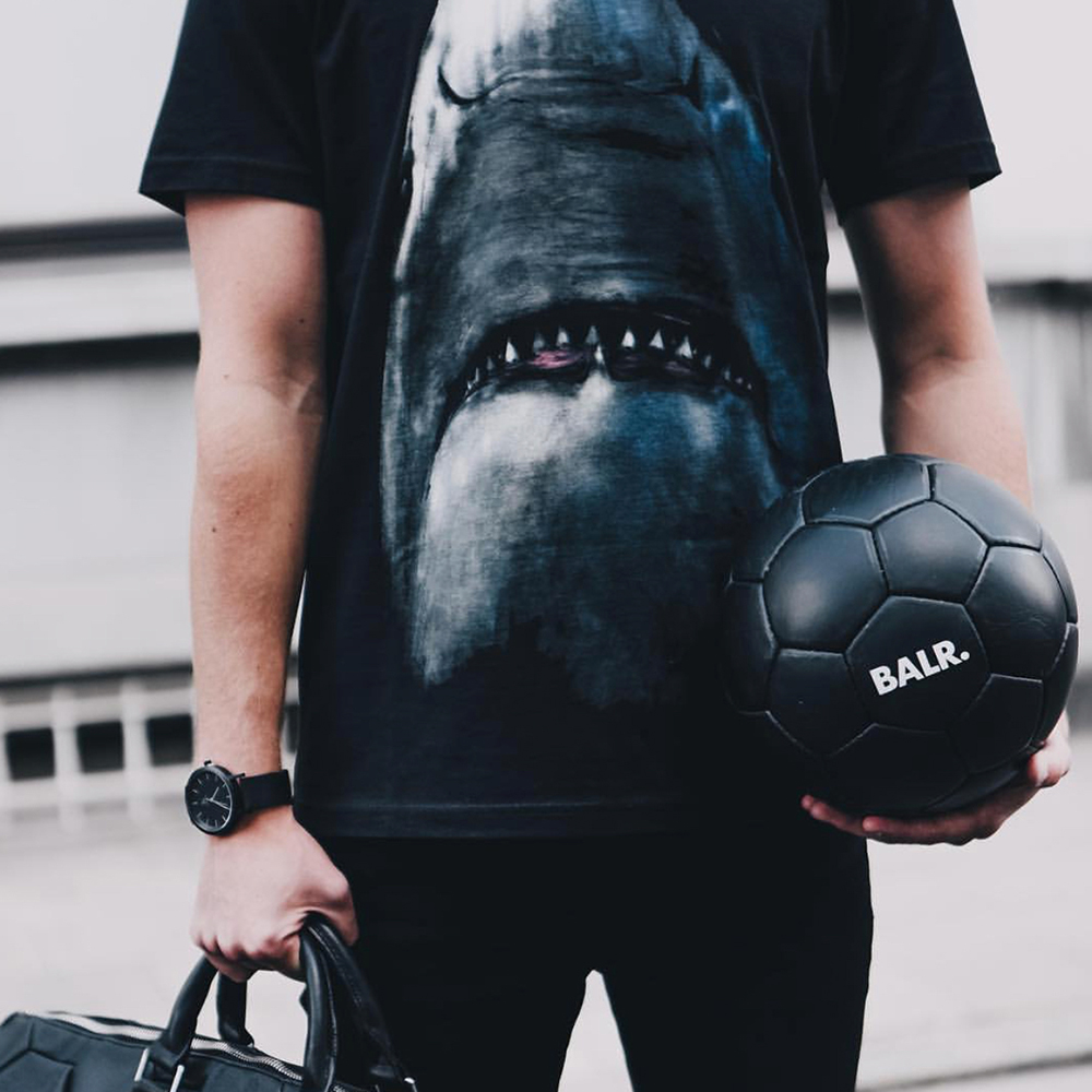 インテリアにも もちろんサッカーも Balr の超クールなブラックサッカーボール バランスタイムズ サッカーのあるファッションライフ