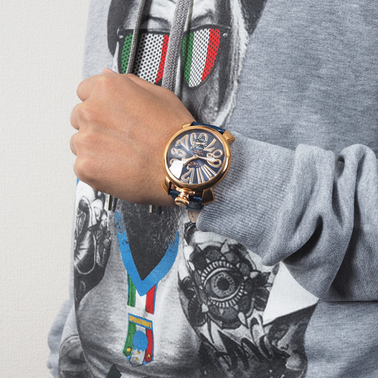カジュアルコーデにも合わせたい 高級感あふれるgaga Milanoの腕時計 バランスタイムズ サッカーのあるファッションライフ