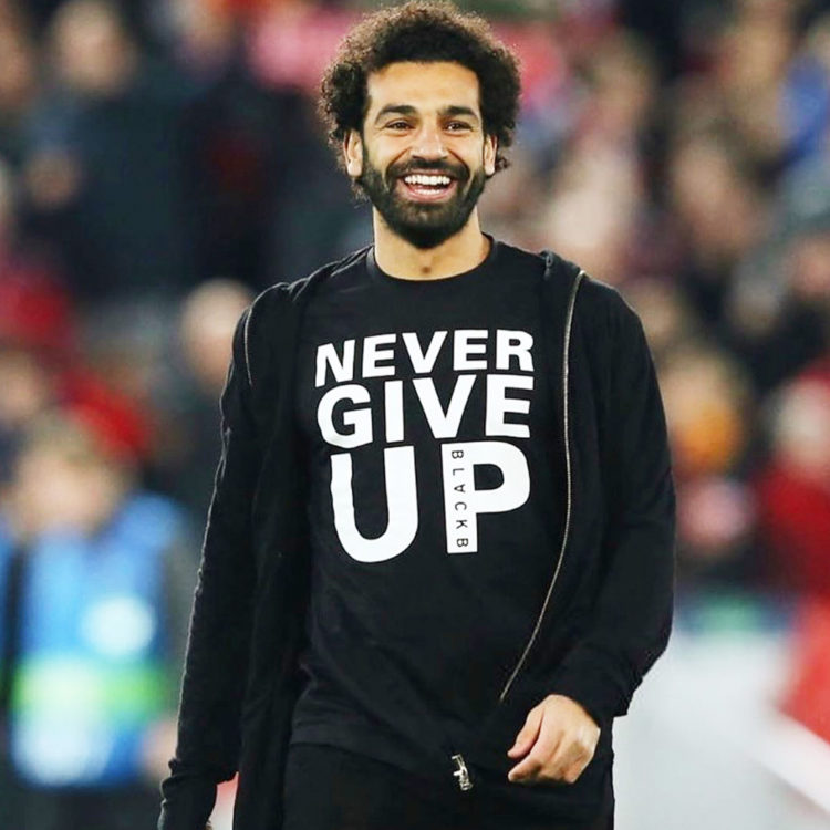 リヴァプールのモハメド サラー選手が身につけていた Never Give Up Tシャツが大きな話題に バランスタイムズ サッカーのあるファッションライフ