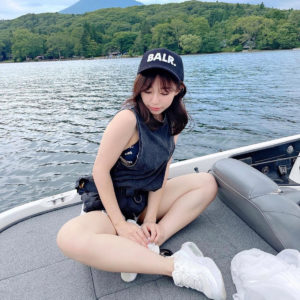 グラビアアイドル・タレントとして活躍されている日野麻衣さんが湖の上で定番アイテムを着用！！